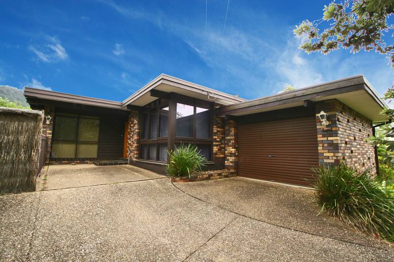 FAMILY HOME PLUS INCOME - WALKING DISTANCE TO UNI! Picture 1