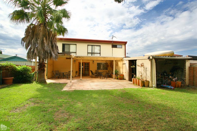 Classic Home in Gwynneville! Picture 3