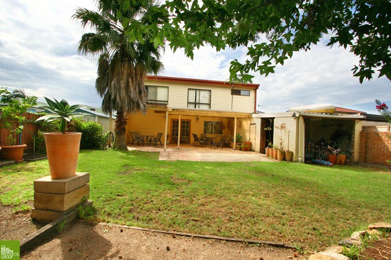 Classic Home in Gwynneville! Picture 2