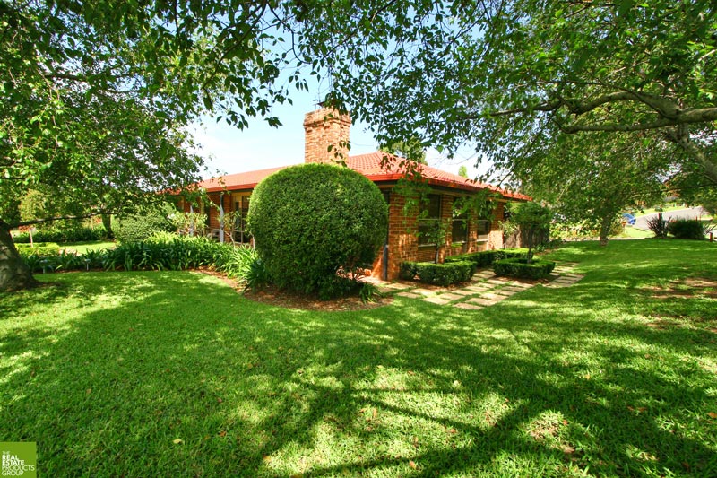 Immaculate Family Home! Picture 1