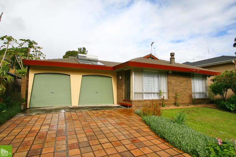 Large home with extra income opportunity! Picture 2