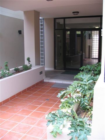 STYLISH APARTMENT CLOSE TO CBD AND BEACHES Picture 2