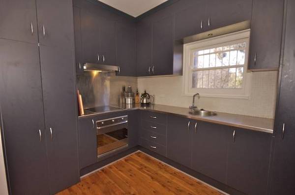 WALKING DISTANCE TO CBD AND HARBOUR Picture 3