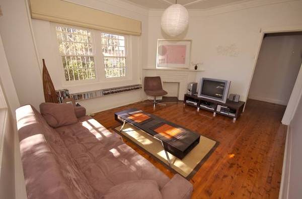 WALKING DISTANCE TO CBD AND HARBOUR Picture 2