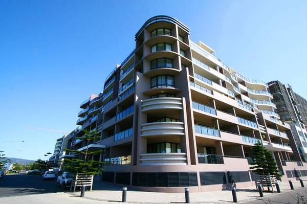 DESIRABLE LOCATION ONLY METRES FROM WATERS EDGE Picture 1