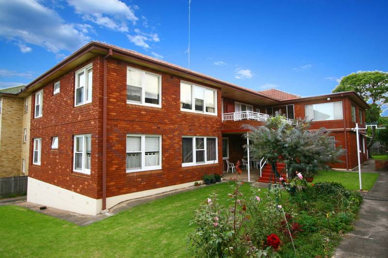 AN ENVIABLE LIFESTYLE CLOSE TO BEACH & CAFES Picture 1