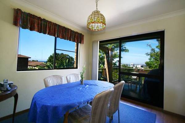 MINUTES FROM THE CBD, BEACHES AND CITY LIVING Picture 3