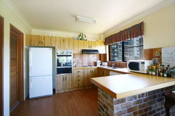 MINUTES FROM THE CBD, BEACHES AND CITY LIVING Picture 2