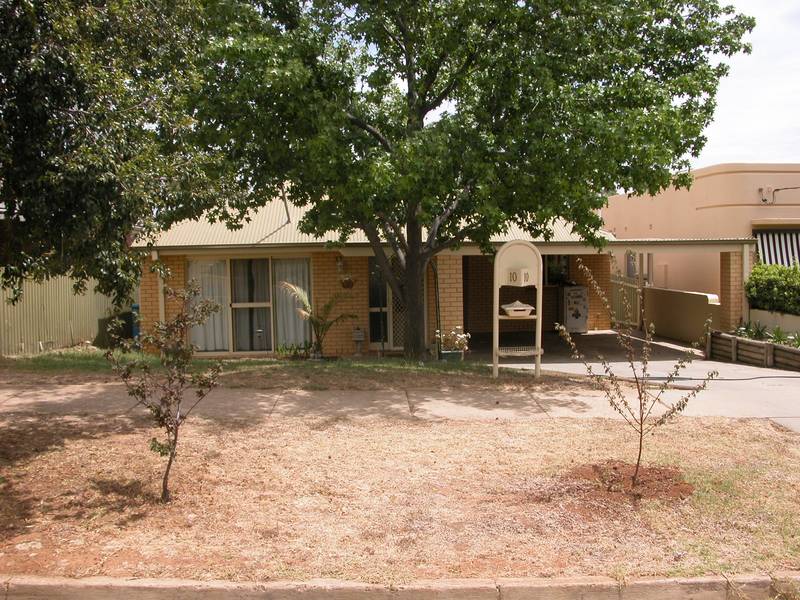 TOPS AT TURVEY PARK ! Picture 1