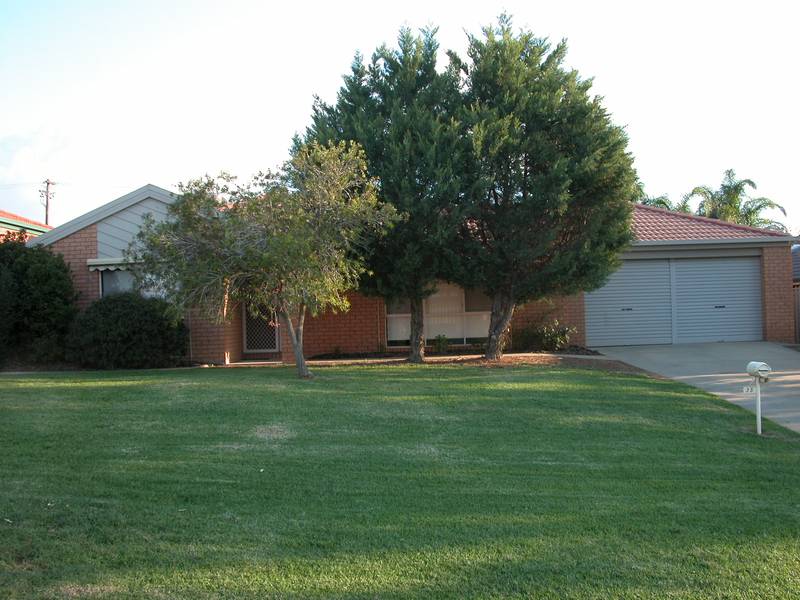 LARGE GLENFIELD RESIDENCE Picture 2