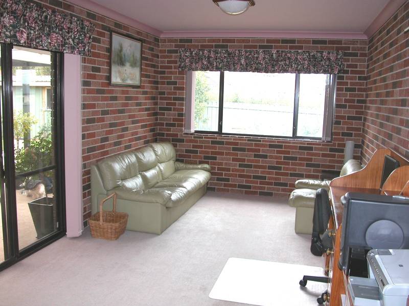 FAMILY LIVING AT IT'S BEST - LAKE ALBERT Picture 3