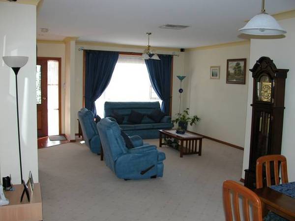 BEAUTIFULLY PRESENTED CLASSICAL HOME ! Picture