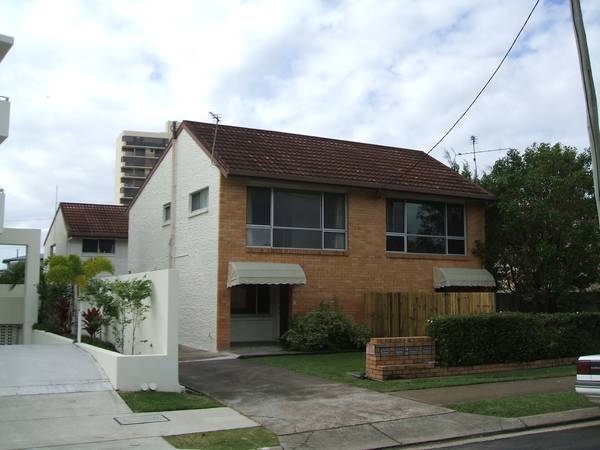 BUDGET CBD TOWNHOUSE MAROOCHYDORE Picture 1