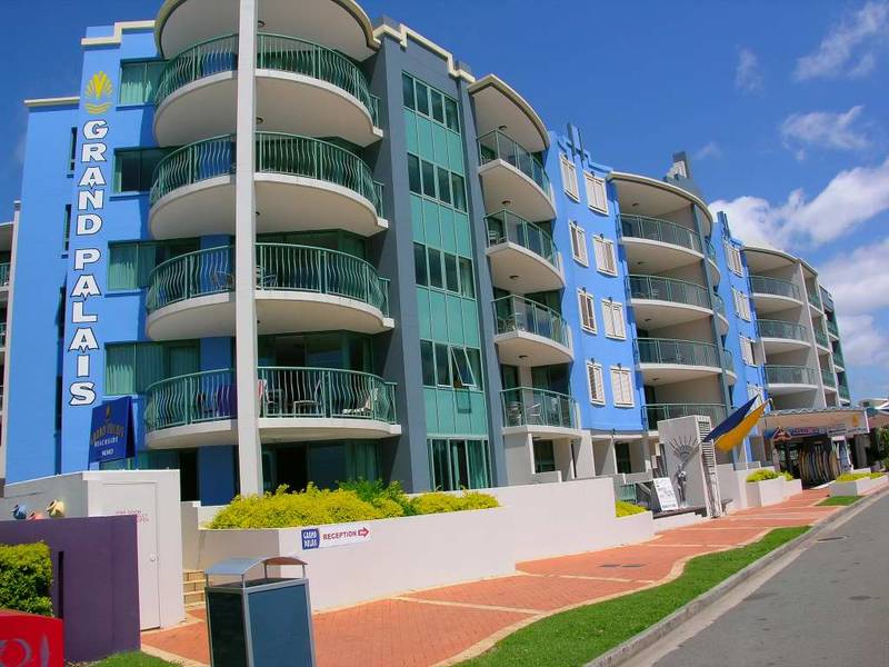 Affordable Beach Front Apartment in Alexandra Headlands Picture 1