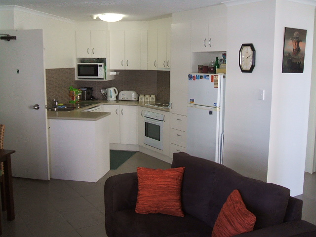 MAROOCHYDORE BEACH APARTMENT Picture 2