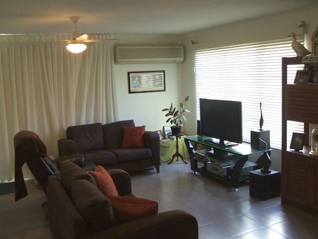 MAROOCHYDORE BEACH APARTMENT Picture 3