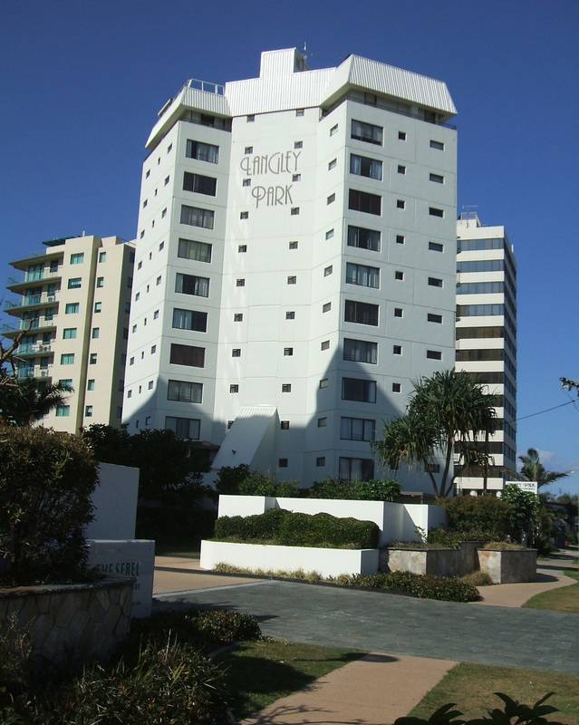 MAROOCHYDORE BEACH APARTMENT Picture 1