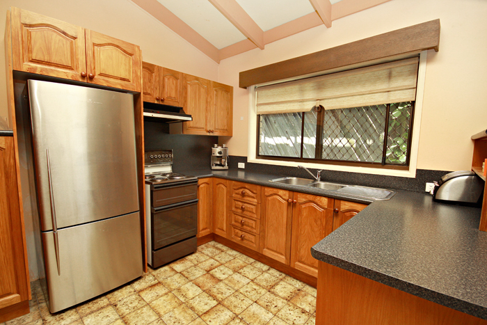 WALK TO THE BEACH AT ALEXANDRA HEADLAND Picture 3