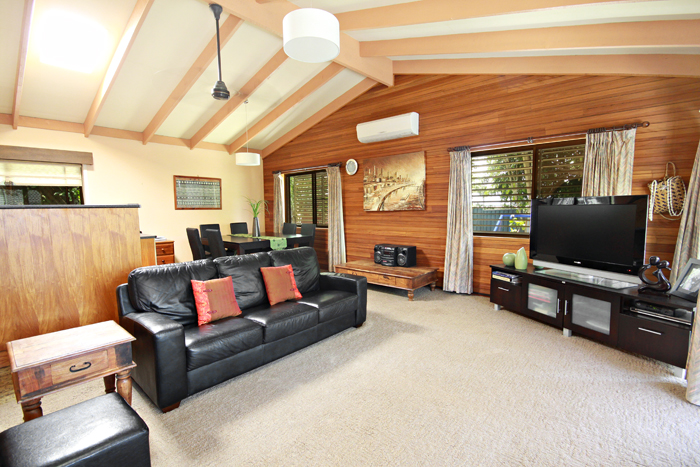 WALK TO THE BEACH AT ALEXANDRA HEADLAND Picture 2