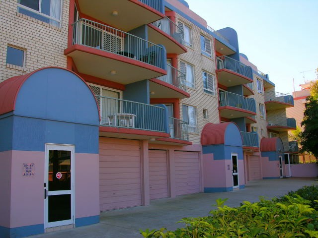 ONLY METRES TO THE BEACH... Picture 1