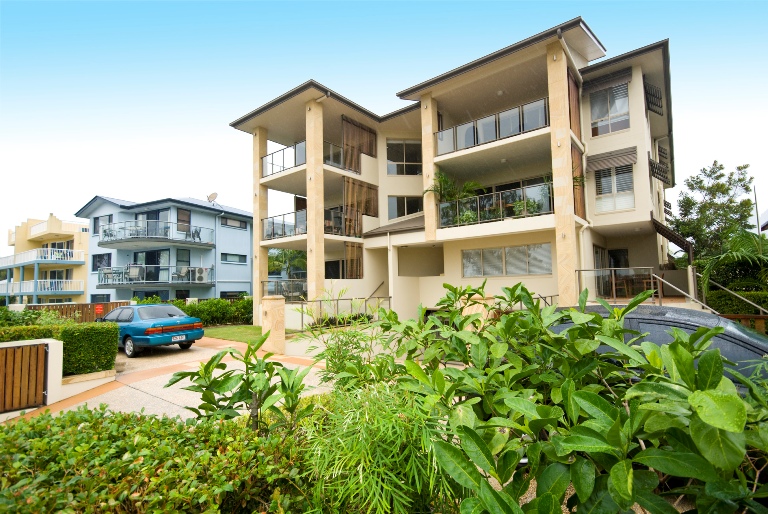 Elegant Riverfront Penthouse Picture 1