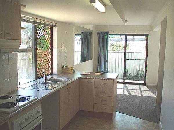LARGE MAROOCHYDORE TOWNHOUSE Picture 2