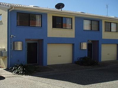 LARGE MAROOCHYDORE TOWNHOUSE Picture