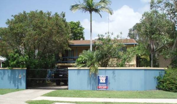 Large Family Home by the Beach Picture 1