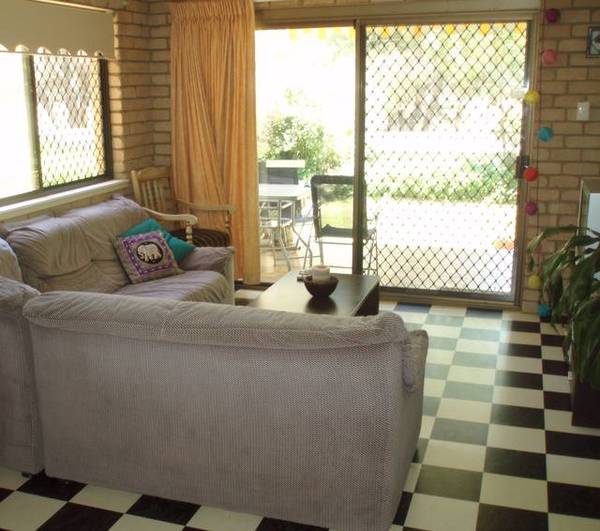 Large 2 Bedroom Apartment in an Awesome Location Picture 2