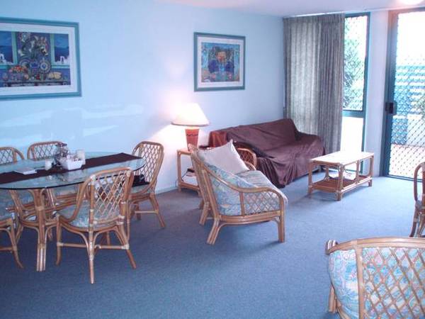 METERS TO SURF - RIVER - SHOPS AT MAROOCHYDORE Picture 2