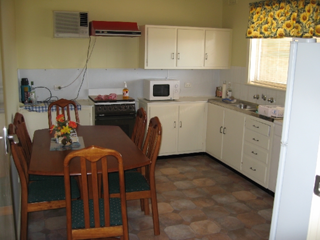 WEEKENDER METRES FROM BEACH Picture 3