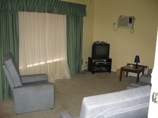 WEEKENDER METRES FROM BEACH Picture 2