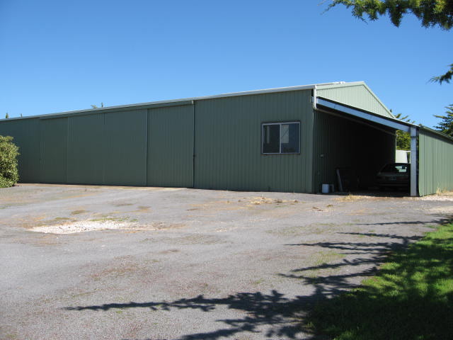 TOP HOME & SHED ON 5 LOTS Picture 3