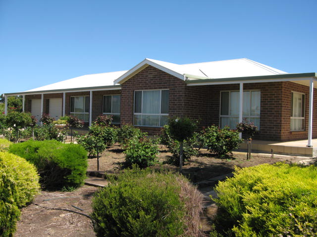 TOP HOME & SHED ON 5 LOTS Picture 1