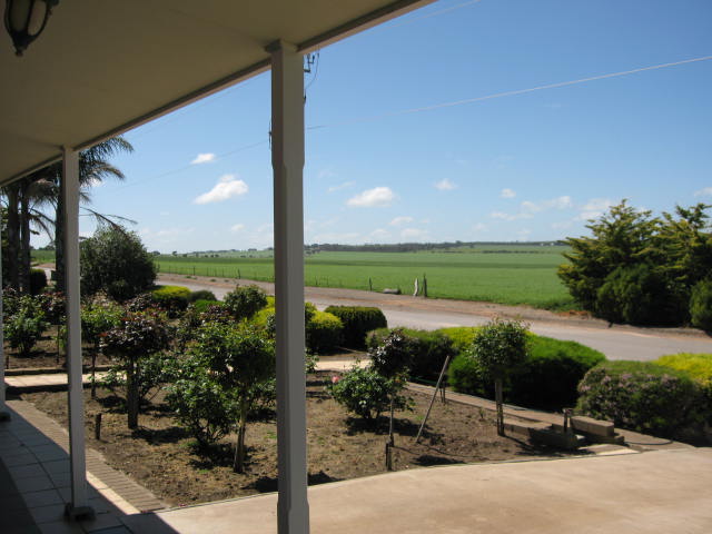 TOP HOME & SHED ON 5 LOTS Picture 2