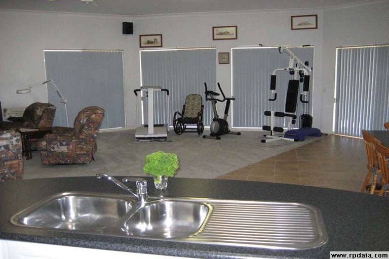 Stunning Executive Lifestyle Residence On Over an Acre Picture 2