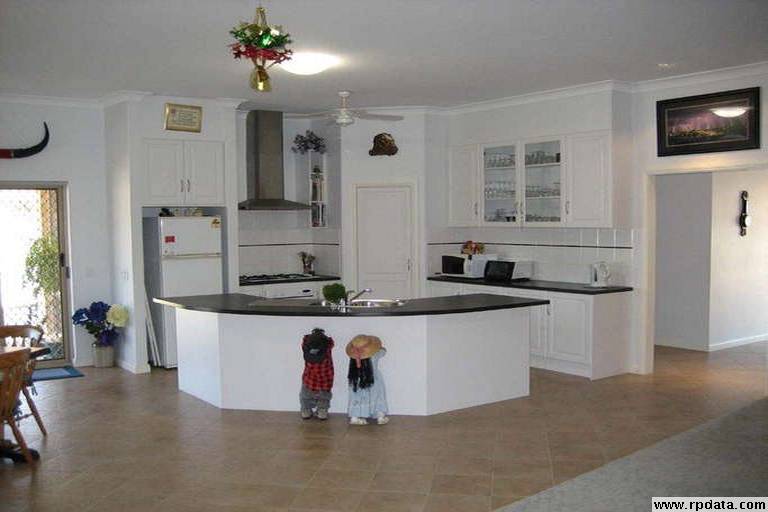 Stunning Executive Lifestyle Residence On Over an Acre Picture 3