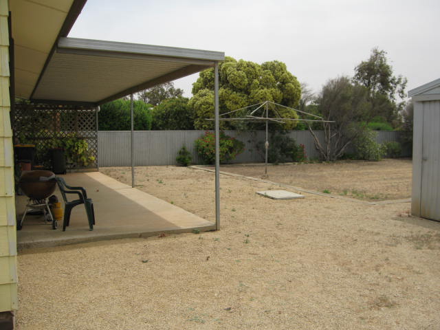 Neat 3 Bedroom Home & Shed Picture 3