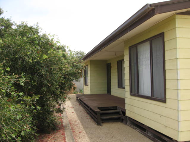 Neat 3 Bedroom Home & Shed Picture 2