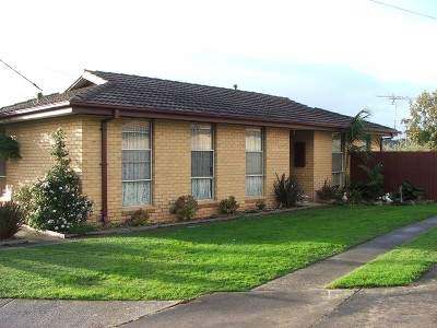 Close to public transport & primary school Picture