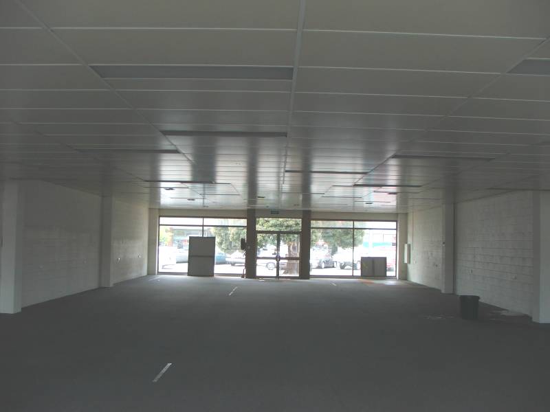 SHOP FOR LEASE Picture 2