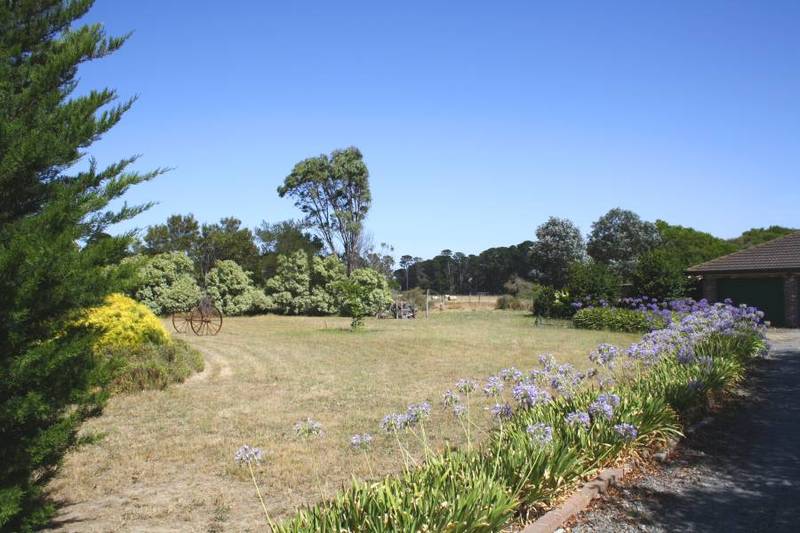5 Acres...The Perfect Lifestyle Picture