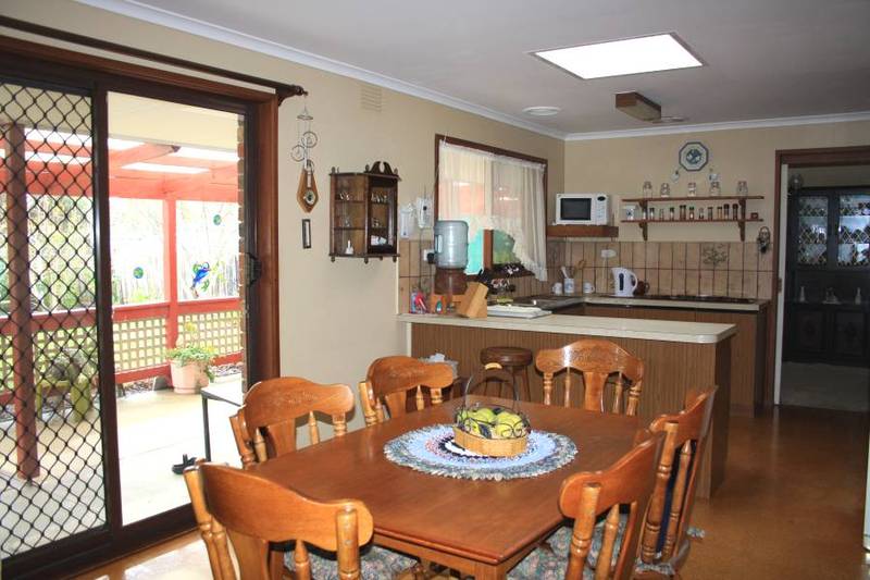 1400m2+...Family Living...Country Style Picture 3