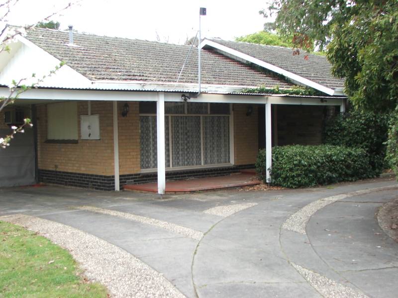 Close to town centre Picture 2