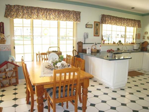 Country Style Home - 7 Acres Picture 2