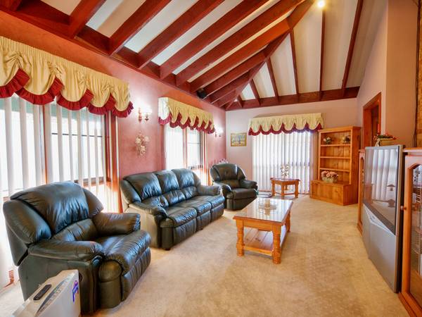 Quality Home on 1124m2 Picture 2