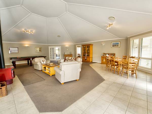 Executive Home - 1 Acre Picture 3