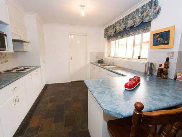 Classy Family Home - 977m2 Picture 2