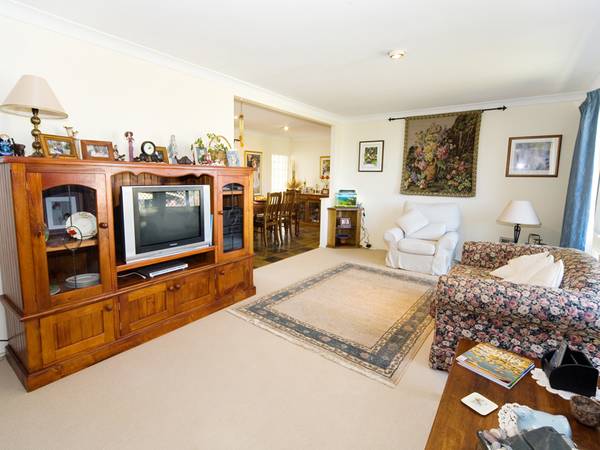 3 Bedrooms - Close to Town Picture 3 Bedrooms - Close to Town Picture