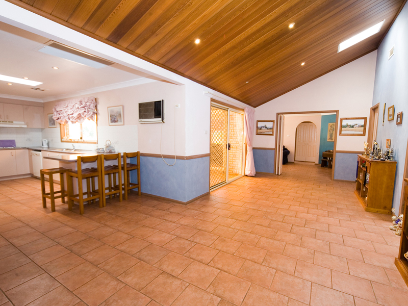 Superb Residence on 1 Acre Picture 3